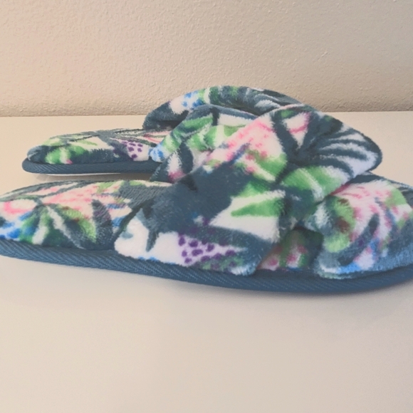 Island House Co. New Small/Medium Fuzzy Tropical Crossover Flip Flops Slippers - Picture 7 of 8